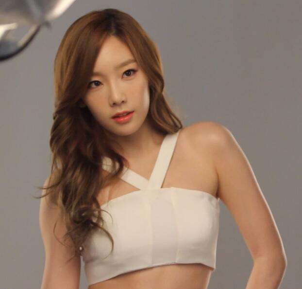 Check Out Snsd Taeyeon’s Bts Pictures From Her Shoot For ‘b Ing’ Pinks Land