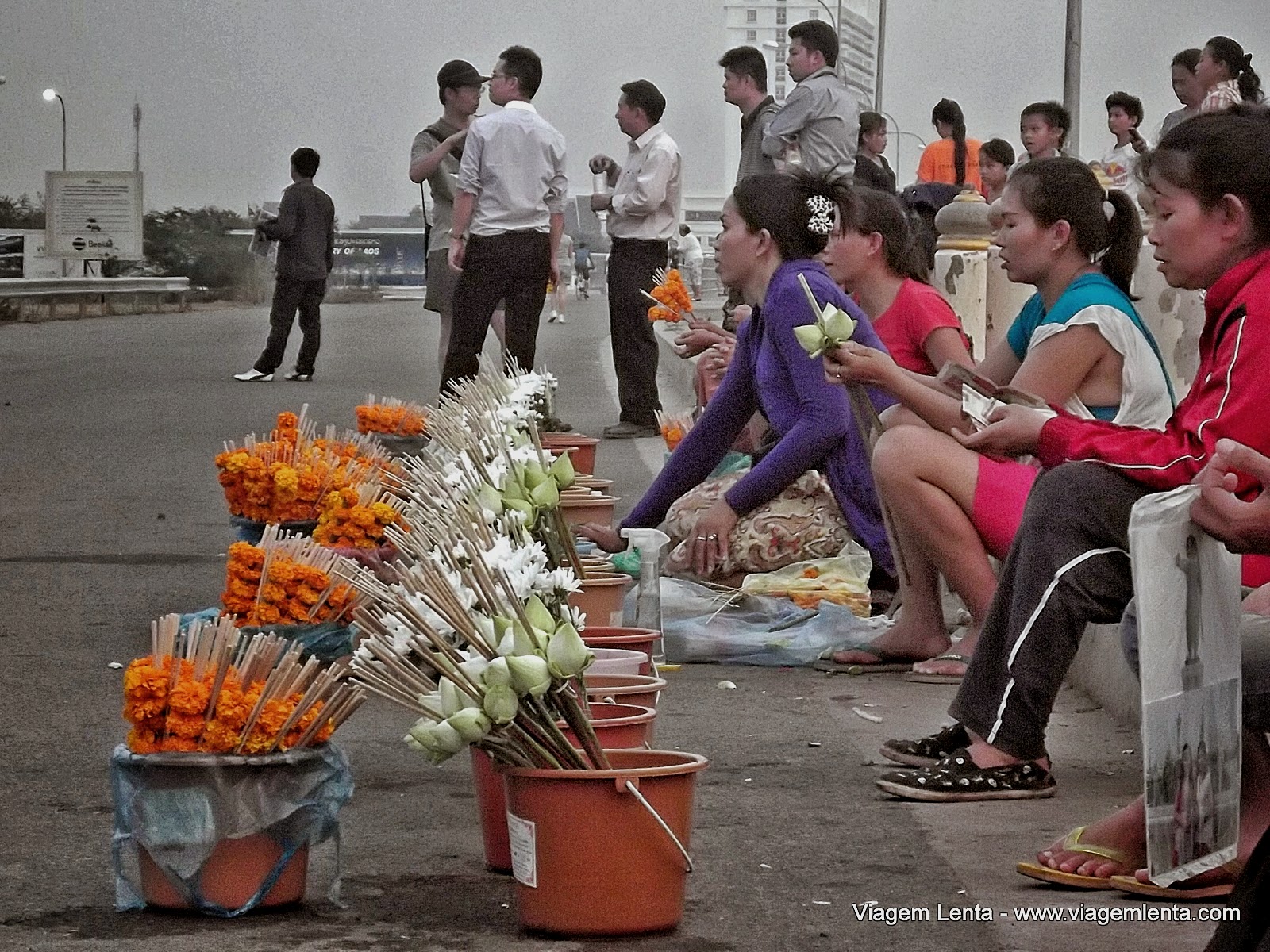 Dias 114 a 117 da viagem: Pakse e Vientiane, capital do Laos Relato da viagem de passagem por Pakse e a visita a Vientiane, capital do Laos. Belas avenidas e templos na praça do Pha That Luang e o COPE.