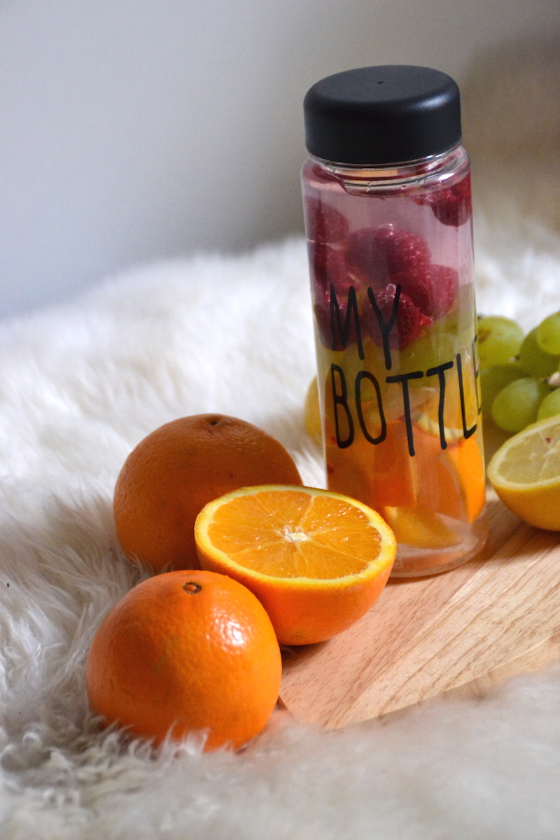 Ma Detox Water avec orange, raisin, citron et framboises