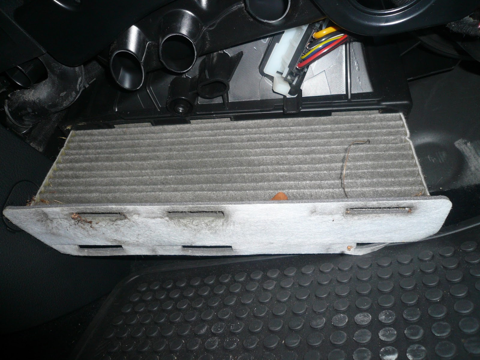 VW Passat Repair How To Replace the Air Cabin (AC) Filter on a 2006 VW Passat 2.0 T.
