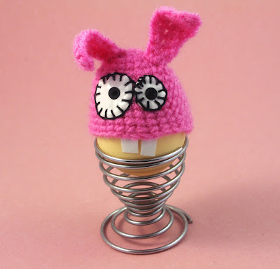 Bunny egg warmer - lapin chapeau d'oeuf par CocoFlower