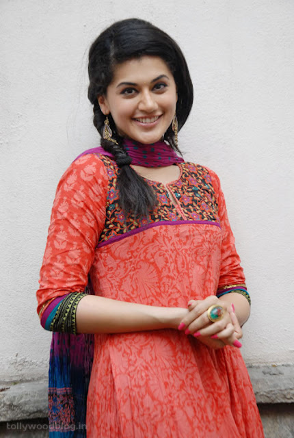 Bollywood Heroine Taapsee Pannu red drase chut picture 