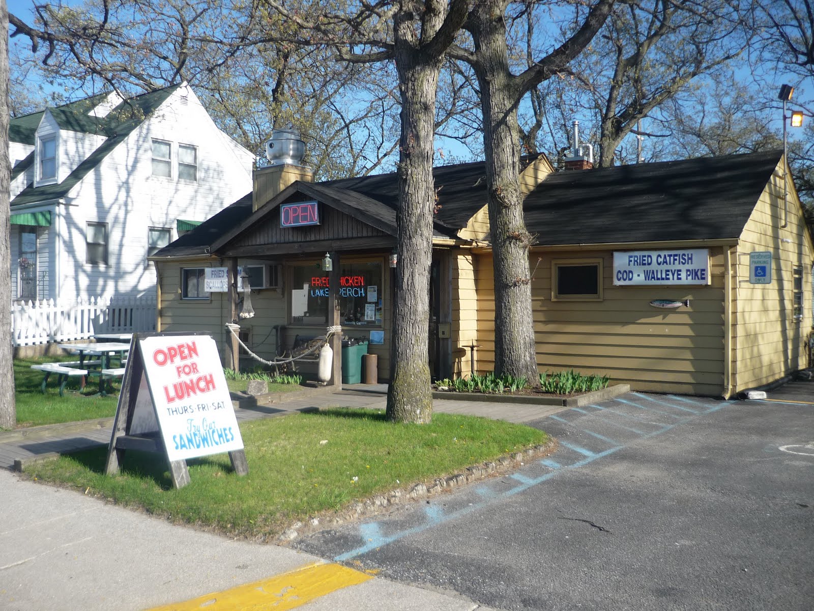 Smokin' Chokin' and Chowing with the King Johnson's Fish & Shrimp