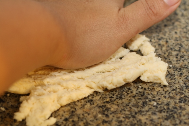 how to knead Cuñapé Frito (Bolivian Cheesy Fried Donut)