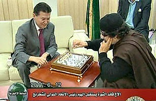 Moammar Gaddafi plays chess with Kirsan Ilyumzhinov