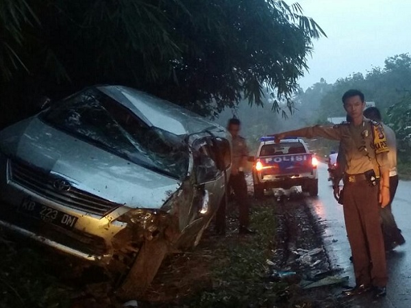 Mobil Kijang Innova Terguling Gara-gara Ban Masuk Beram Mobil Kijang Innova Terguling Gara-gara Ban Masuk Beram
