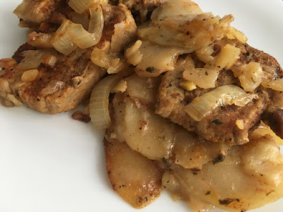 Pieczona szynka z ziemniakami i cebulą