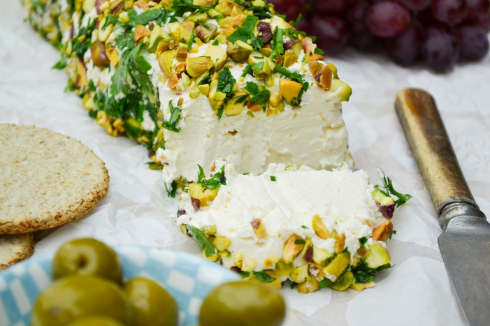 Savoury Cheese Log with Parsley & Pistachios (veggie & vegan)