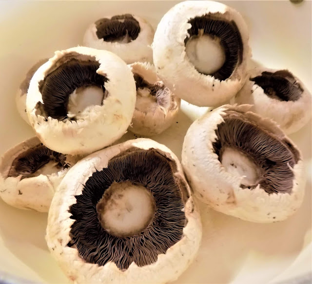 This is a picture of fresh cleaned button mushrooms 