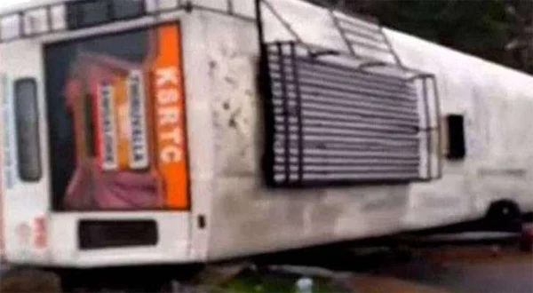 Kerala, Thrissur, News, Accident, bus, Injured, KSRTC, Bengalurur, Thiruvalla, Bike, Road, National Highway, KSRTC bus overturned in national highway