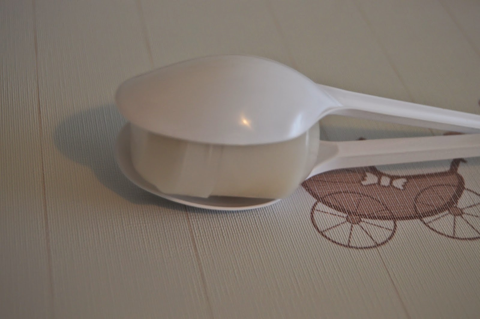 Jugando con Duendes y Hadas Maracas con huevos kinder plastic easter