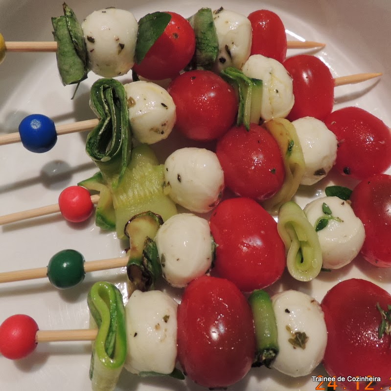 Trainee de cozinheira Espetinhos de abobrinha, queijo e tomatecereja