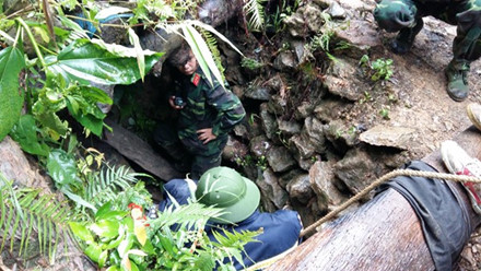 Toan canh ngay thu hai giai cuu cac nan nhan dao vang bi mac ket - Anh 12