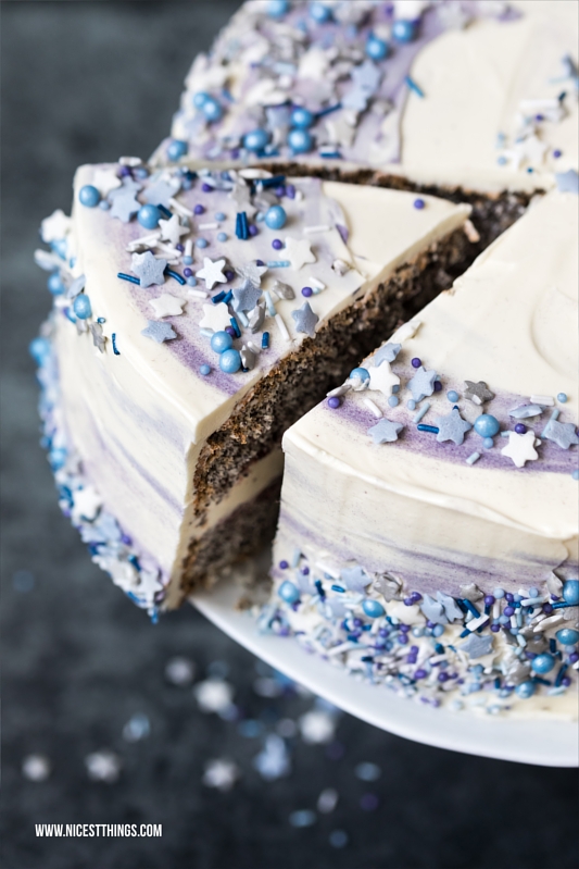 Galaxy Cake Rezept Galaxie Torte Sterne Mohn weisse Schokolade