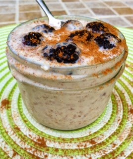 overnight oatmeal with blackberries and cinnamon