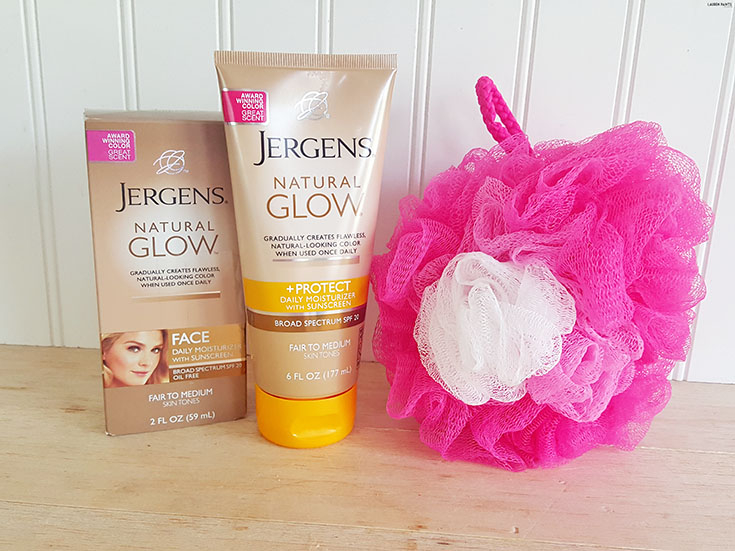 You no longer need the sun to look tan & have a summertime glow! Find out how I get my glowing, golden look from the comfort of my own home in mere minutes! #MyJergensGlow 
