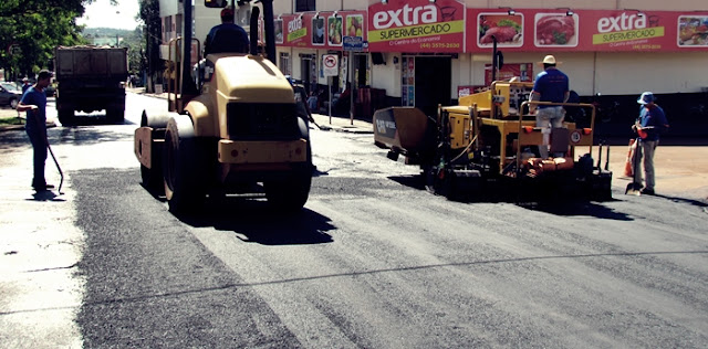 Roncador: Avenida São Pedro recebe reperfilamento asfaltico