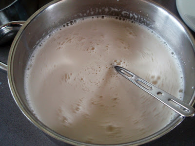Preparando la leche merengada