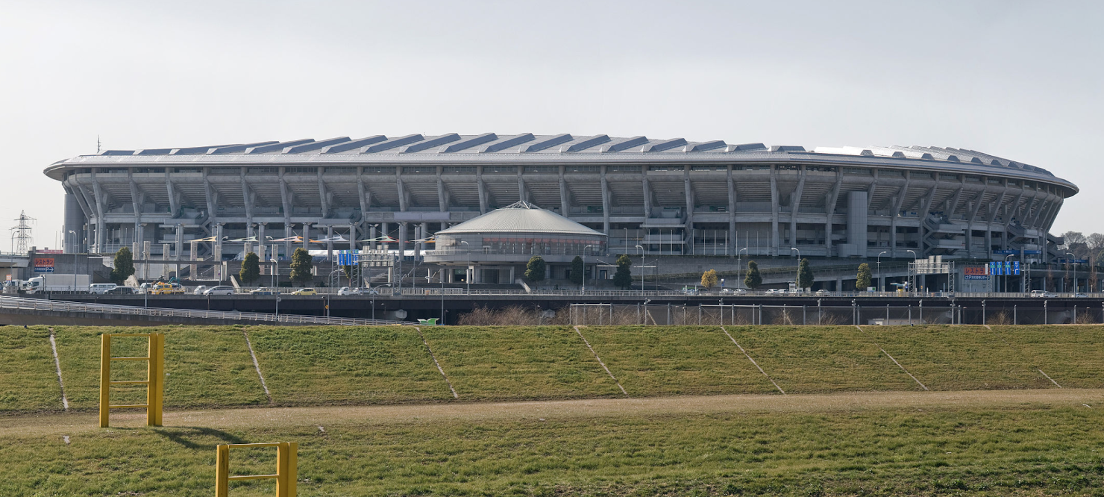 上 日産スタジアム 屋根