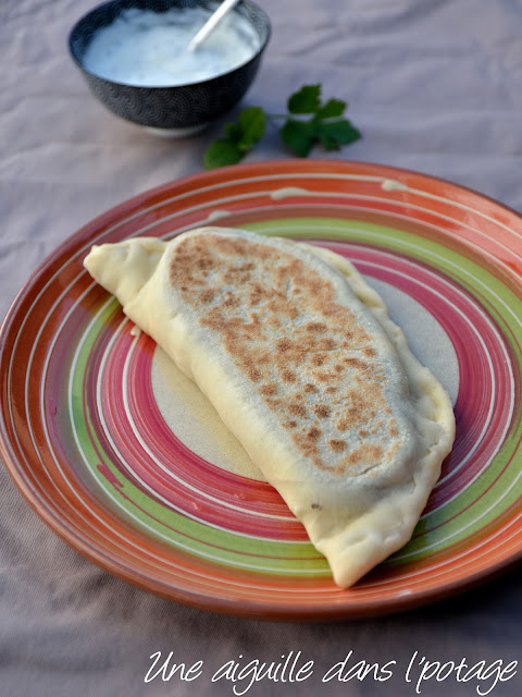 Gözleme, pain plat turc farci à la viande hachée et feta