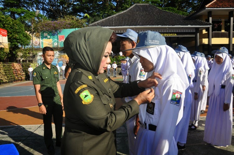 Bupati Kuningan Lantik anggota kesehatan SMAN 3 Kuningan - BAGIAN HUMAS