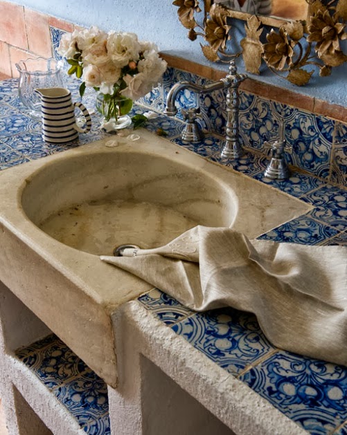 baño con antiguo azulejo azul