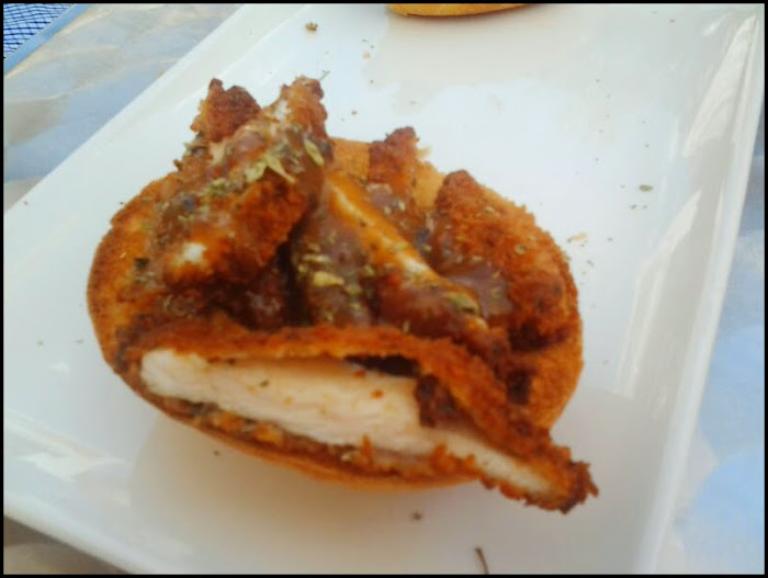 Tiras de pollo crujiente con salsa boletus sobre mollete en Jamboteca  (Ruta de la Tapa Moratalaz)
