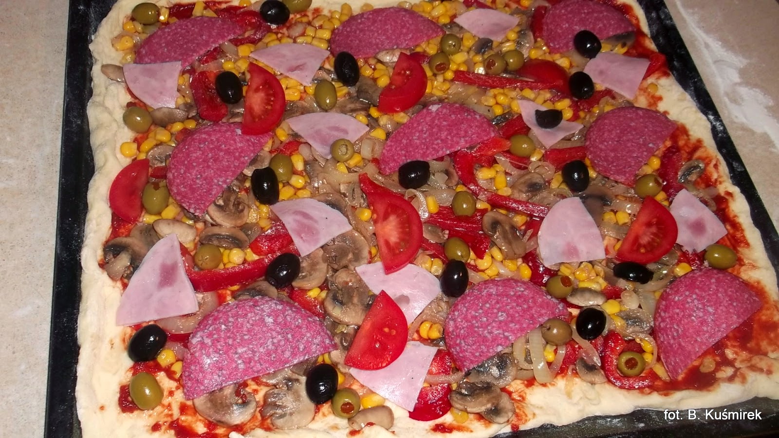 Bea(u)ty kitchen Pizza z salami i oliwkami