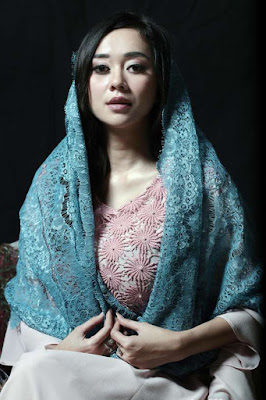 Aura Kasih Tampil Cantik dengan Kerudung Biru Lingkar dada besar Aura Kasih Tampil Cantik dengan Kerudung Biru