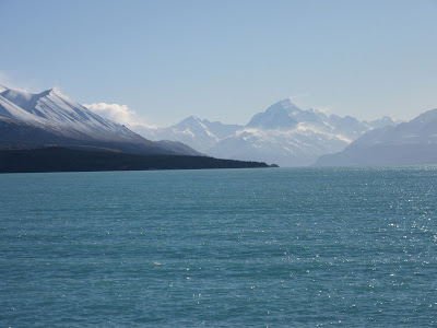 Lago Pukaki y el monte Cook Aoraki al fondo, en Nueva Zelanda Lago Pukaki y el monte Cook Aoraki al fondo, en Nueva Zelanda