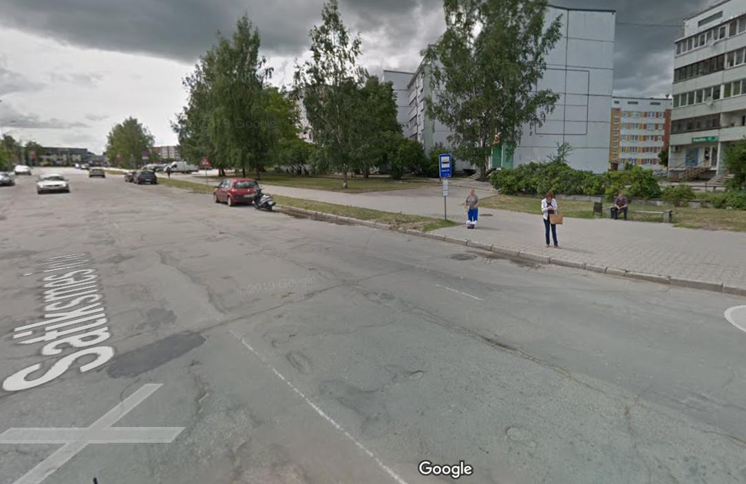 Autobusa pietura Vasaras iela | Google Maps Autobusa pietura ar cilvēkiem
