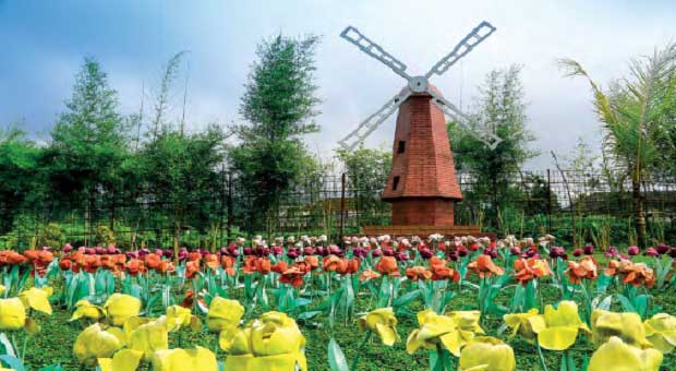 Small World Purwokerto Wisata Alam Purwokerto - Menikmati Monumen Dunia dalam Satu Hari