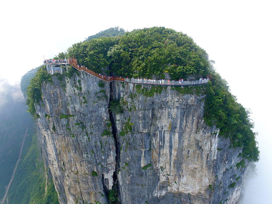 glass-bridge-zhangjiajie-national-forest-park-tianmen-mountain-hunan-china-2.jpg