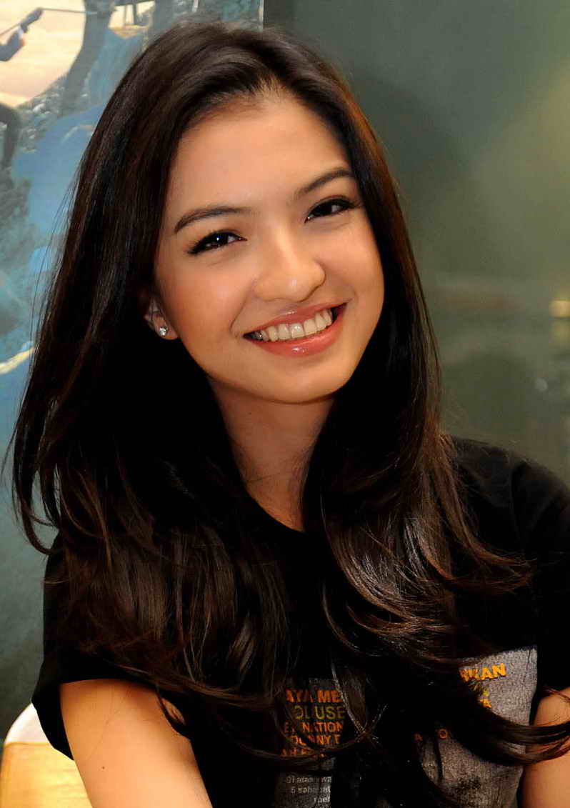 Artis Cantik Raline Shah. 