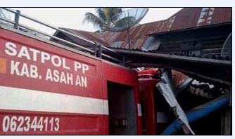 Mobil pemadam kebakaran milik Pemkab Asahan yang menyeruduk rumah warga. Mobil pemadam kebakaran milik Pemkab Asahan yang menyeruduk rumah warga.