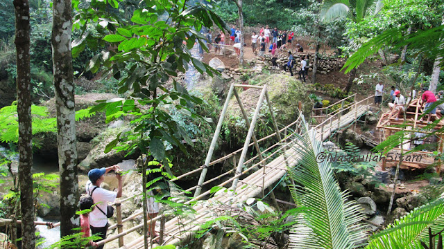 Jembatan penyeberangan terbuat dari bambu