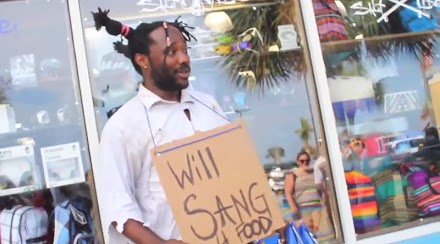 Ein Obdachloser singt John Legends 'All Of Me' und 'Cow Girl' ( 2 Videos )