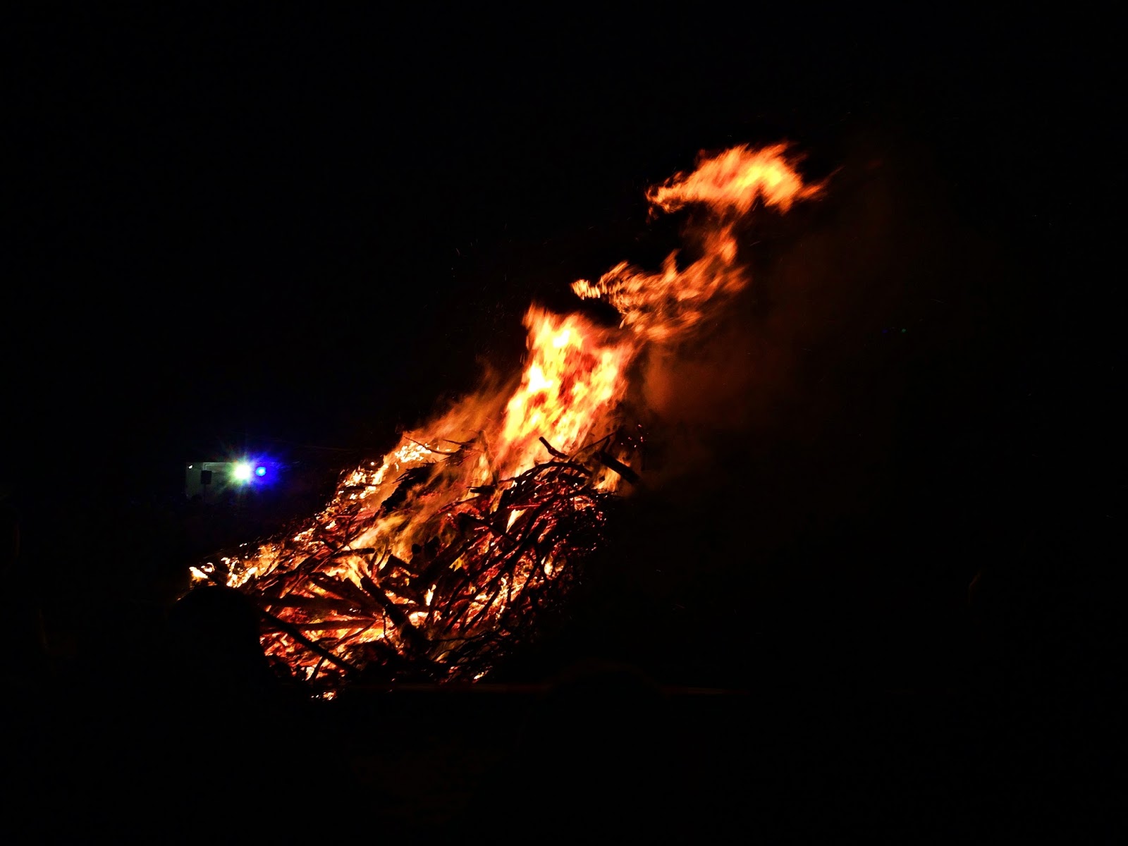 In Und Rund Um Norddeich Traditionelles Osterfeuer In Norddeich