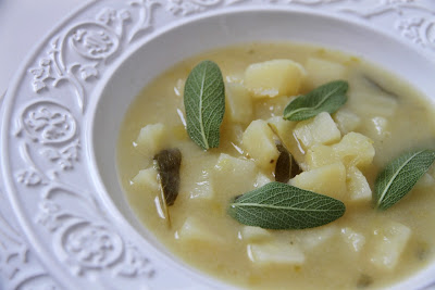 Sopa de batata, sálvia e alho-poró