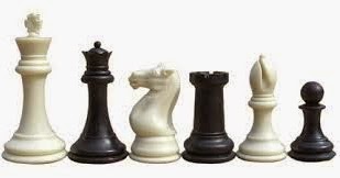 sobre o xadrez : Na imagem ao lado, o Rei preto está sofrendo um xeque dado  pela Rainha branca. Em seu 