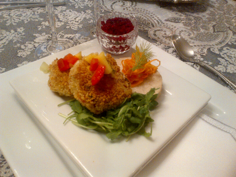 Chic Edibles Fuscia, Grey and White Tablescape and Crab Cakes with