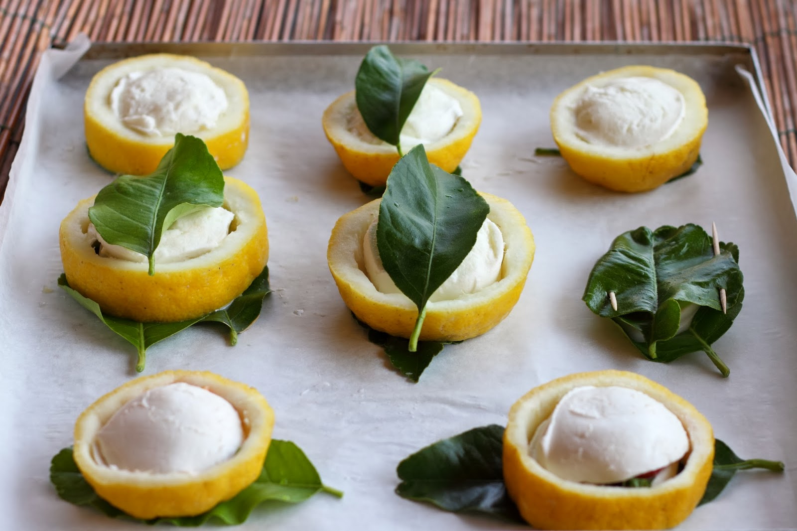 limoni e foglie di limone ripieni di mozzarella