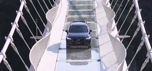これは怖い！高さ300mにあるガラスの橋をボルボのSUVで渡る！
