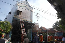 Rumah Kos Dua Lantai di Surabaya Terbakar, 8 Penghuni Tewas Terjebak