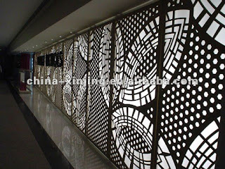 panel dekoratif krawangan motif geometris dan daun
