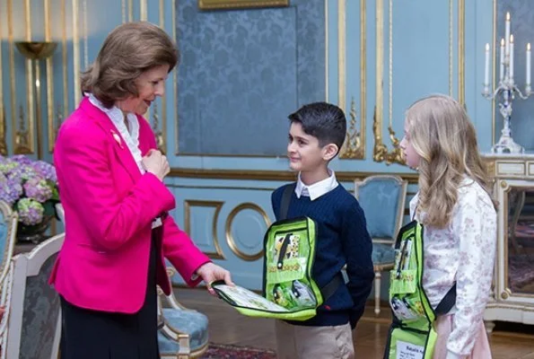 Queen Silvia bought the year's first Mayflower pin, as is traditional. This year, Youssef and Alice from class 2–3 C at Barkarby School in Stockholm