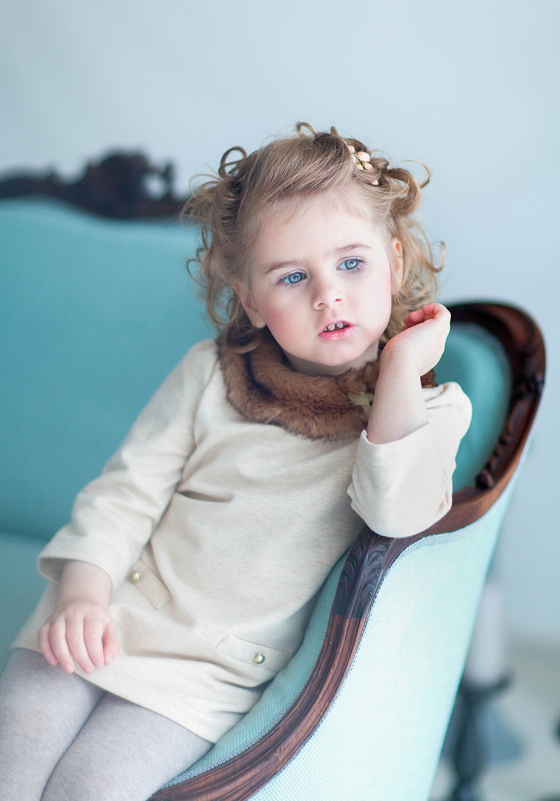 маленькая девочки и их имена редкие и красивые. красавица прикольные. ваша дочь красива. женщина с ребенком. девочка.