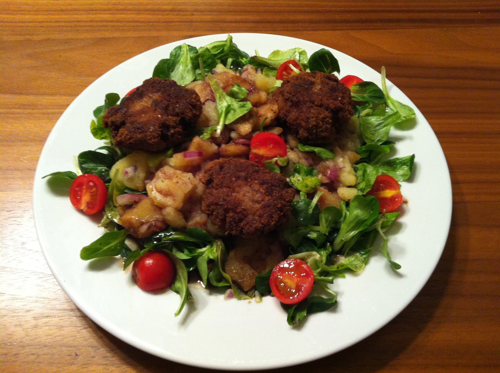 Faschierte Laibchen auf Vogerl-Erdäpfelsalat | Kochrezepte