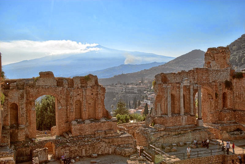 Taormina, situada frente al Volcán Etna