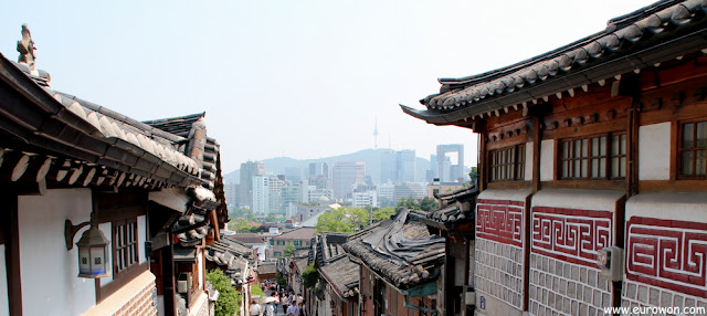 La Torre N y el edificio de Samsung vistos desde el  barrio tradicional de Bukchon